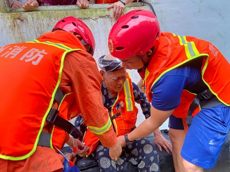Hình ảnh trận lũ lụt kinh hoàng tại Trung Quốc, Phượng Hoàng cổ trấn oằn mình chống chọi Hình ảnh trận lũ lụt kinh hoàng tại Trung Quốc, Phượng Hoàng cổ trấn oằn mình chống chọi