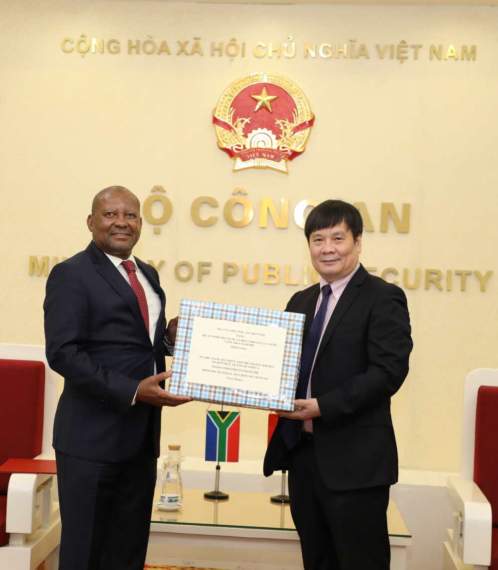 dich covid 19 bo cong an trao tang khau trang cho 2 co quan thuc thi phap luat nam phi