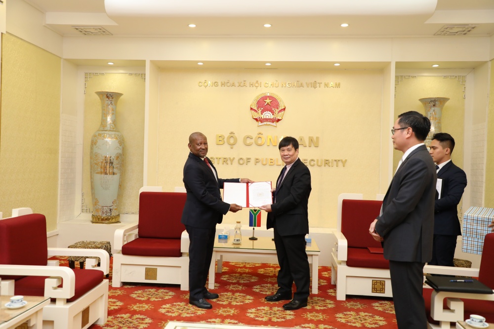 dich covid 19 bo cong an trao tang khau trang cho 2 co quan thuc thi phap luat nam phi 1