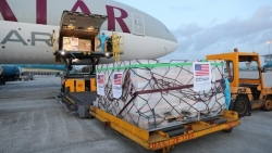 2 triệu liều vaccine ngừa Covid-19 của Moderna do Mỹ tài trợ về tới Hà Nội