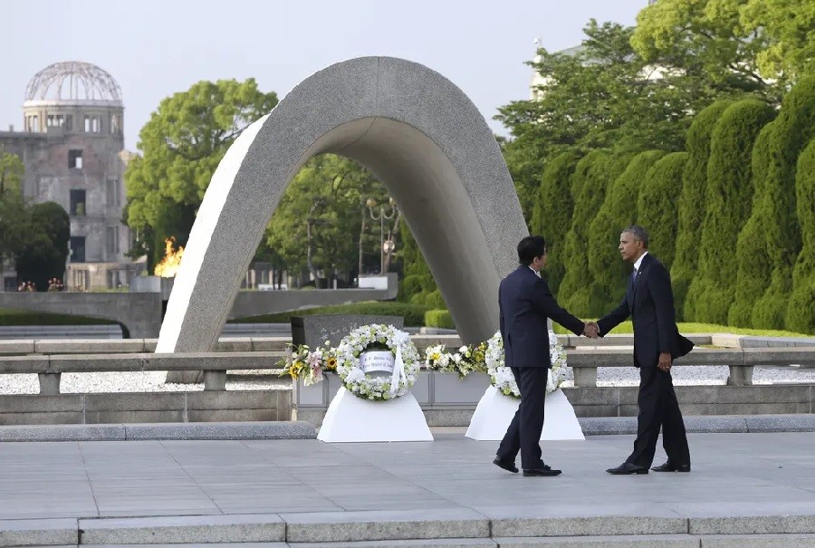 Abe và Obama bắt tay sau khi đặt vòng hoa tại Công viên Tưởng niệm Hòa bình Hiroshima vào tháng 5 năm 2016 sau khi Obama trở thành tổng thống Mỹ đương nhiệm đầu tiên đến thăm nơi xảy ra vụ tấn công bằng bom nguyên tử đầu tiên trên thế giới Ảnh: Carolyn Ka