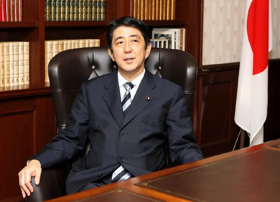 Abe ổn định vào ghế tổng thống tại trụ sở LDP vào ngày 20 tháng 9 năm 2006 sau khi được bầu làm chủ tịch đảng Ảnh: Kazuhiro Nogi / AFP / Getty Images