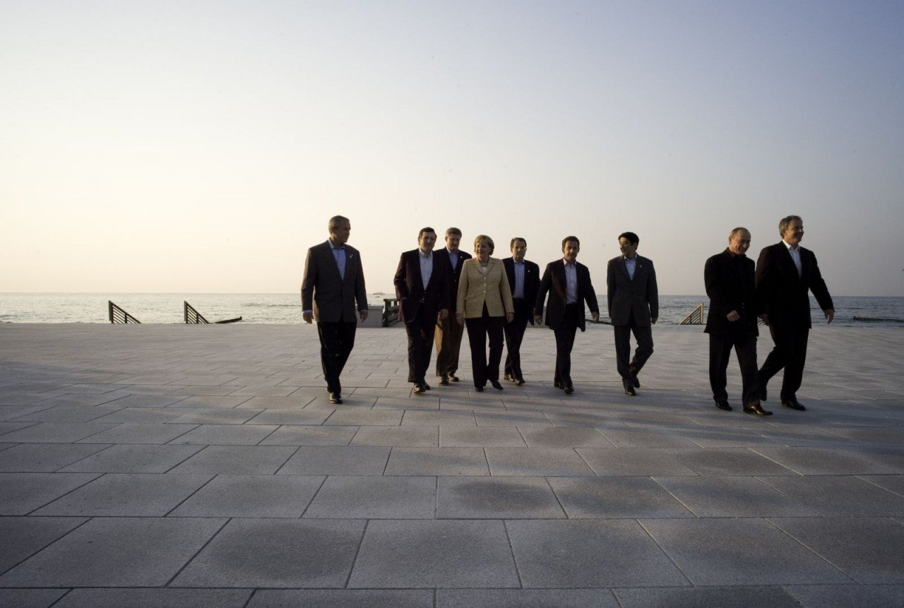 Abe gặp gỡ các nhà lãnh đạo thế giới khác tại hội nghị thượng đỉnh G8 ở Đức năm 2007.2007 Christian Irrgang / Agentur Focus / Redux