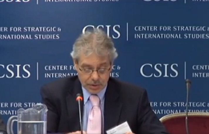 Việt Nam nên nhìn vượt ra các thể chế khu vực