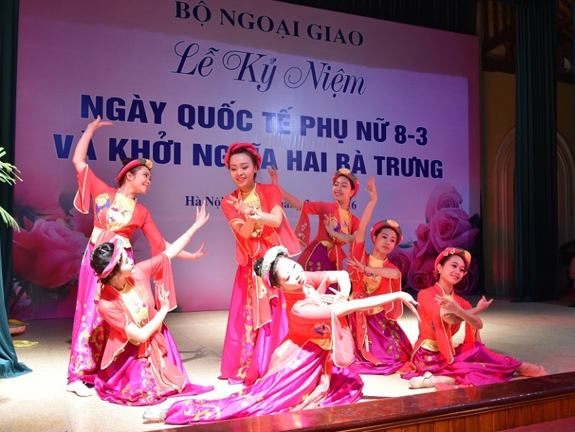 Khi sứ giả là nghệ sĩ