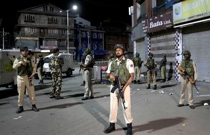 Ấn Độ triển khai hàng nghìn quân, giới nghiêm toàn bộ tại vùng lãnh thổ Kashmir