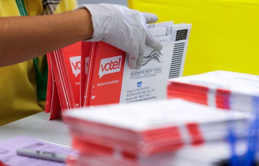 Bầu cử Mỹ 2020: Treo thưởng 10 triệu USD bắt đối tượng can thiệp bầu cử, tranh cãi bỏ phiếu qua bưu điện