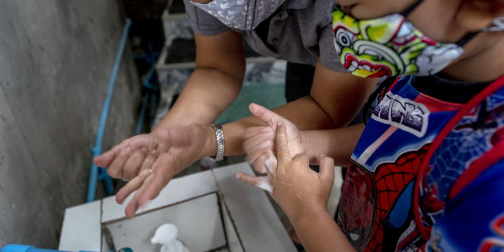 lien-hop-quoc-43-truong-hoc-tren-the-gioi-thieu-cac-dieu-kien-rua-tay-co-ban-trong-dai-dich-covid-19