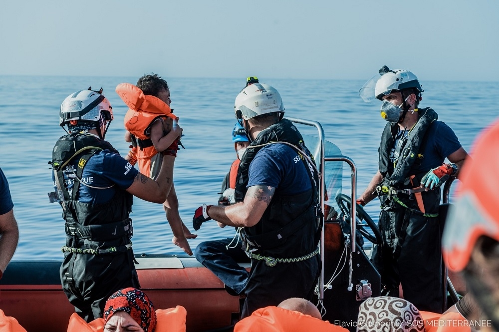 Hơn 700 người di cư được giải cứu khỏi 'tuyến đường chết chóc nhất' thế giới