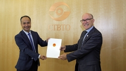 Đại sứ Nguyễn Trung Kiên trình Thư Ủy nhiệm tới Thư ký Điều hành Tổ chức Hiệp ước cấm thử hạt nhân toàn diện