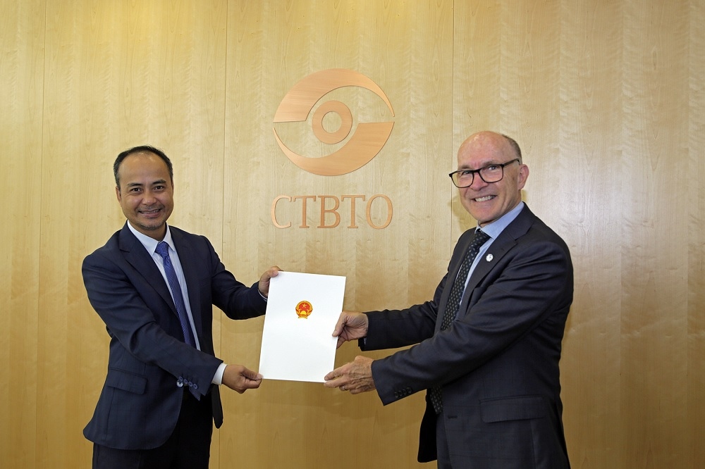 Đại sứ Nguyễn Trung Kiên trình Thư Ủy nhiệm tới Thư ký Điều hành Tổ chức Hiệp ước cấm thử hạt nhân toàn diện. (Đại sứ quán Việt Nam tại Áo) Đại sứ Nguyễn Trung Kiên trình Thư Ủy nhiệm tới Thư ký Điều hành Tổ chức Hiệp ước cấm thử hạt nhân toàn diện. (Đại sứ quán Việt Nam tại Áo)