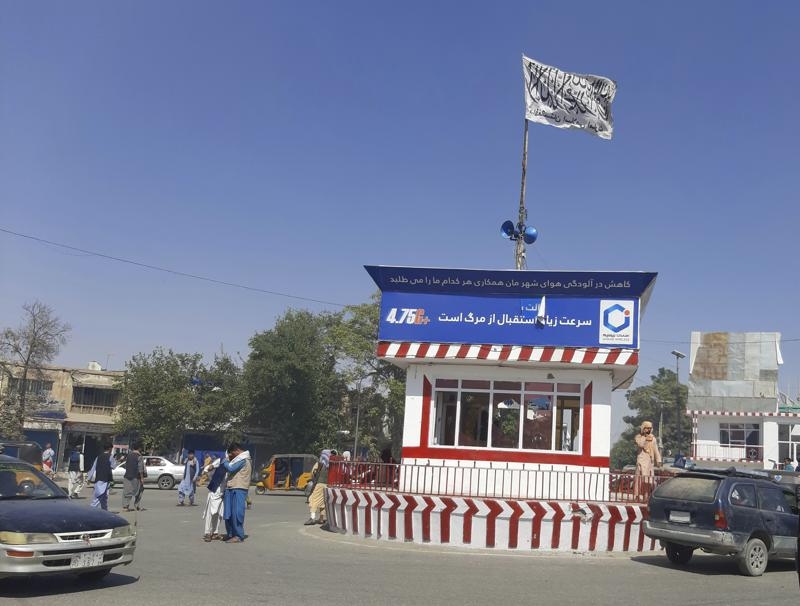Cờ Talibanbay trên quảng trường chính của thành phố Kunduz của tỉnh cùng tên ở Afghanistan sau khi phong trào Hồi giáo giành quyền kiểm soát hầu hết thành phố này. (Nguồn: AP) Cờ Talibanbay trên quảng trường chính của thành phố Kunduz của tỉnh cùng tên ở Afghanistan sau khi phong trào Hồi giáo giành quyền kiểm soát hầu hết thành phố này. (Nguồn: AP)
