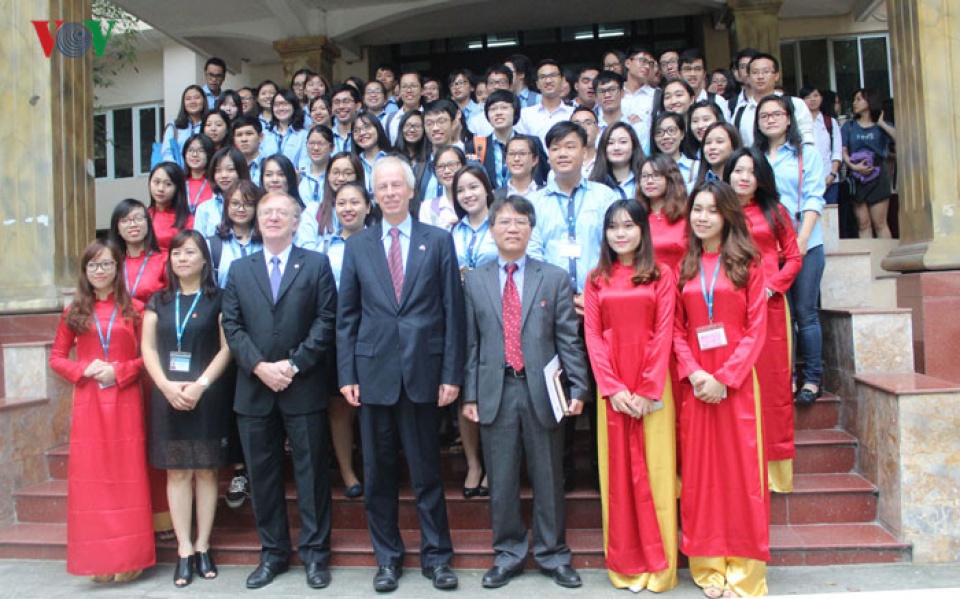 ngoai truong canada noi chuyen voi sinh vien 4 truong dai hoc