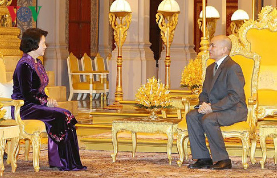 Chủ tịch Quốc hội chào xã giao Quốc vương Campuchia
