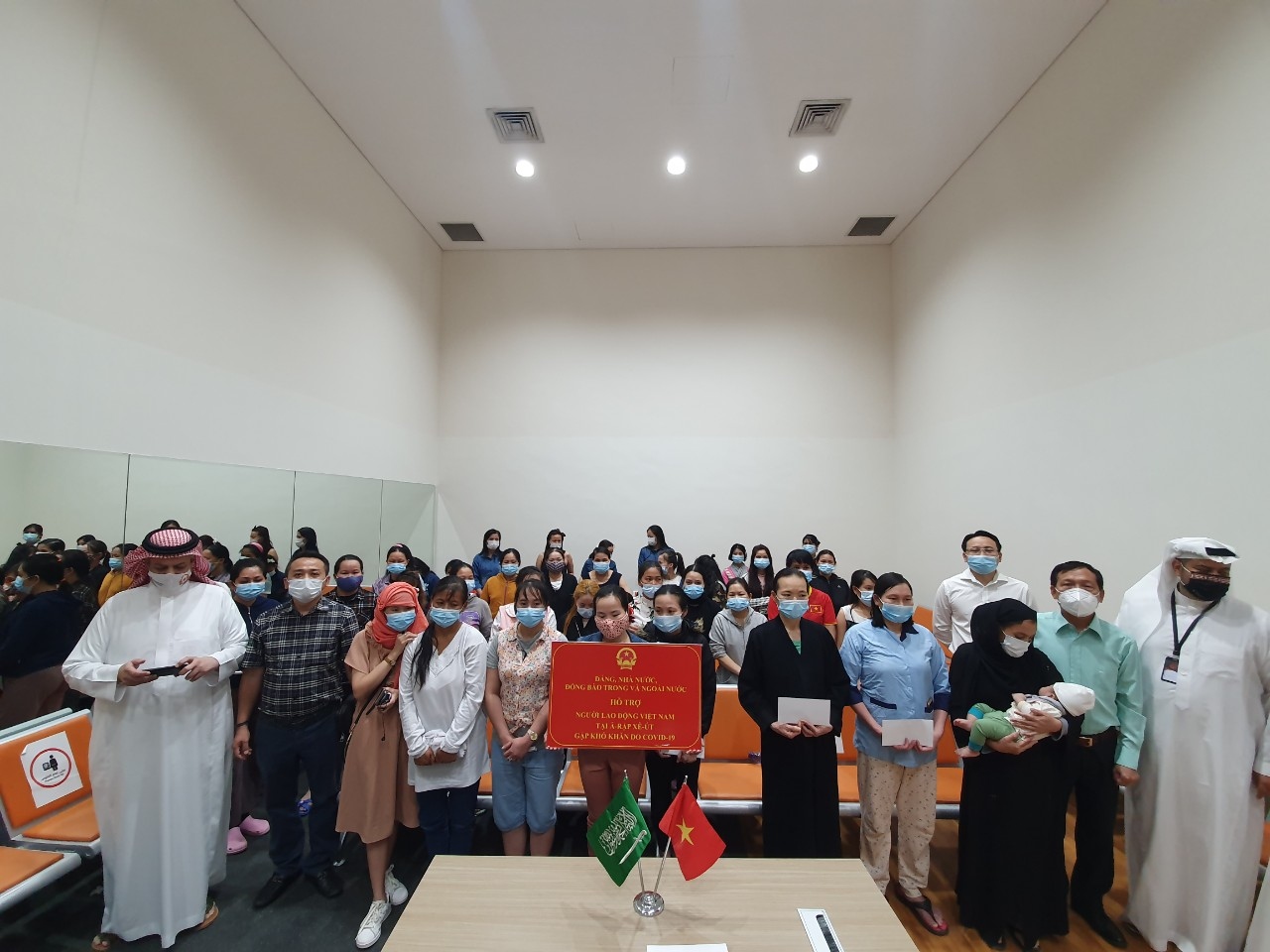 Đại sứ quán Việt Nam tại Saudi Arabia với nỗ lực 'không để ai ở lại phía sau' Đại sứ quán Việt Nam tại Saudi Arabia với nỗ lực 'không để ai ở lại phía sau'