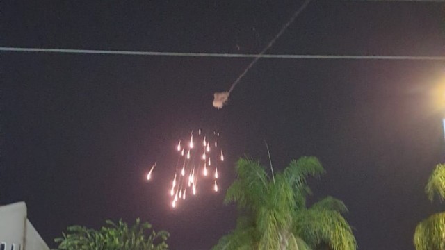 Căng thẳng ở Dải Gaza: Vòm Sắt liên tục kích hoạt, Israel cảnh cáo Hamas nhận 'cái giá đắt', dồn dập tấn công trả đũa