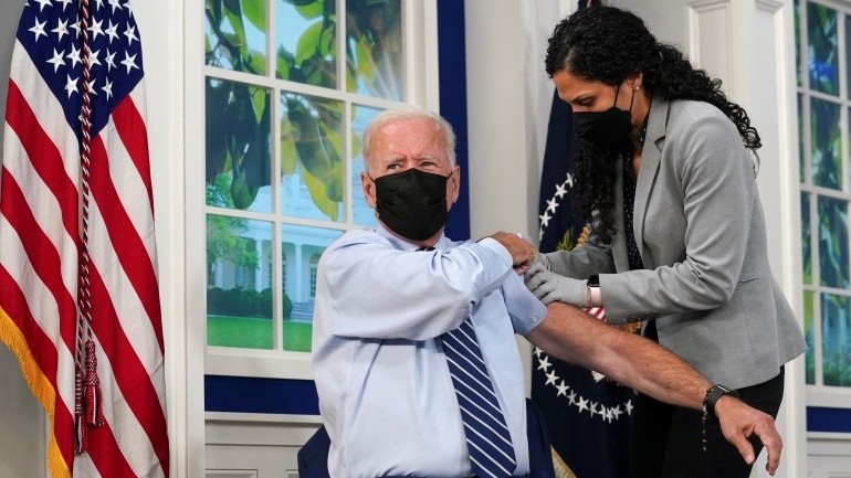 Covid-19 ở Mỹ: Tổng thống Biden tiêm mũi vaccine thứ 3, người phát ngôn Bộ Ngoại giao nhiễm bệnh