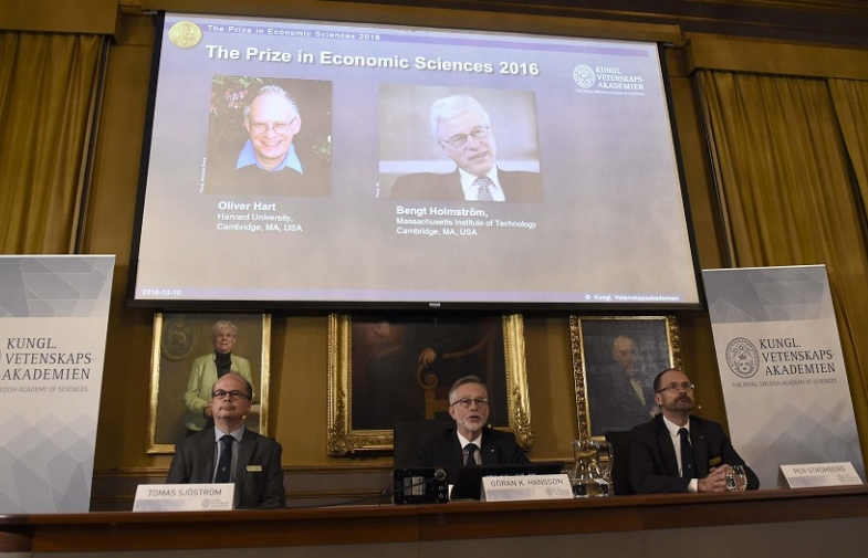 Phía sau những bản hợp đồng