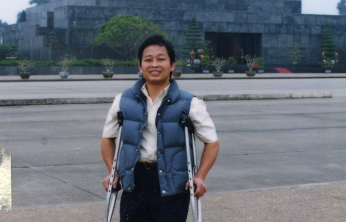 Cậu bé trúng pháo kích năm ấy