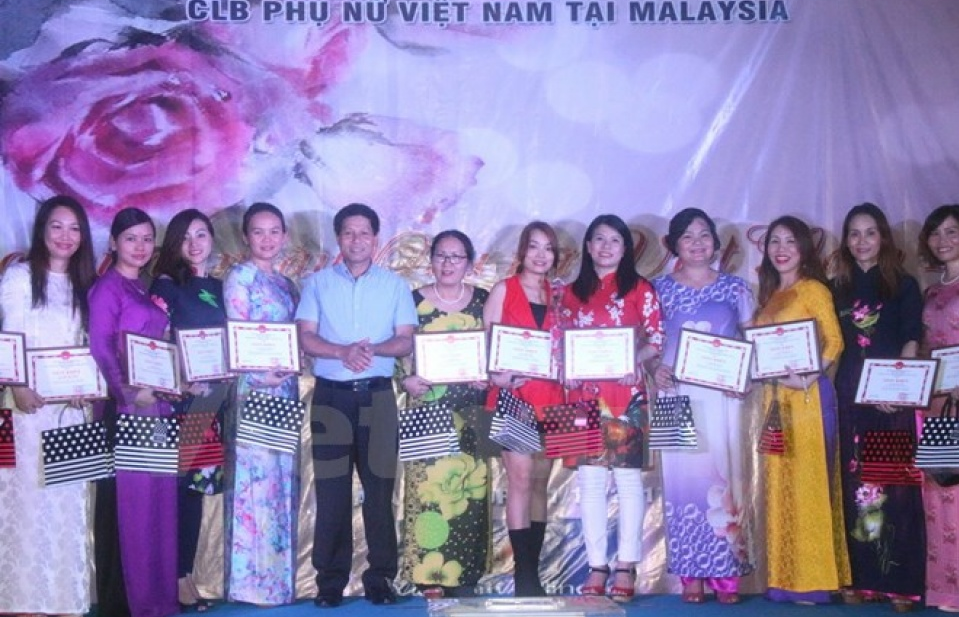 ĐSQ Việt Nam tại Malaysia quyên góp ủng hộ đồng bào bị lũ lụt