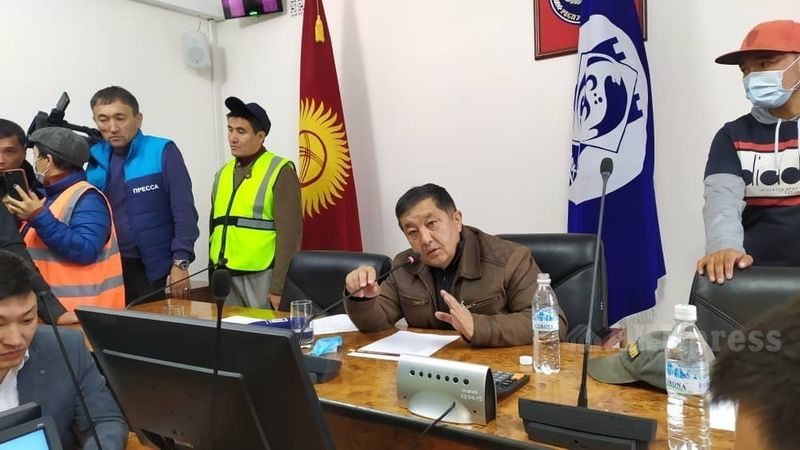 Biểu tình ở Kyrgystan: Bạo loạn ở thủ đô, người biểu tình chỉ định thị trưởng mới, phe đối lập tiếp quản Bộ Nội vụ Biểu tình ở Kyrgyzstan: Bạo loạn ở thủ đô, người biểu tình chỉ định thị trưởng mới, phe đối lập tiếp quản Bộ Nội vụ
