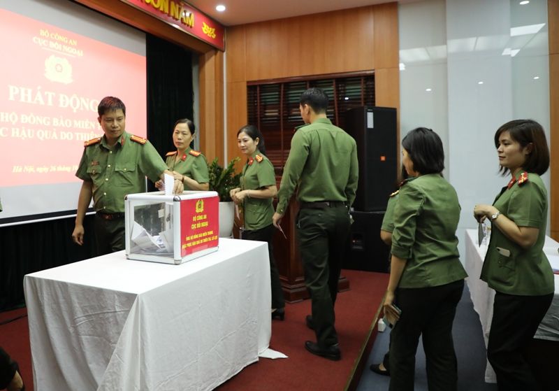 Cán bộ, chiến sĩ Cục Đối ngoại ủng hộ đồng bào miền Trung tại Lễ phát động của Cục Đối ngoại. Lũ lụt miền Trung: Cục Đối ngoại, Bộ Công an phát động ủng hộ người dân vùng lũ