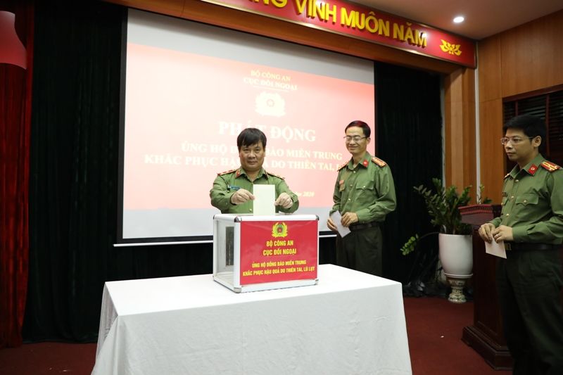 Trung tướng Nguyễn Thanh Sơn, Cục trưởng và lãnh đạo Cục Đối ngoại ủng hộ đồng bào miền Trung. Lũ lụt miền Trung: Cục Đối ngoại, Bộ Công an phát động ủng hộ người dân vùng lũ