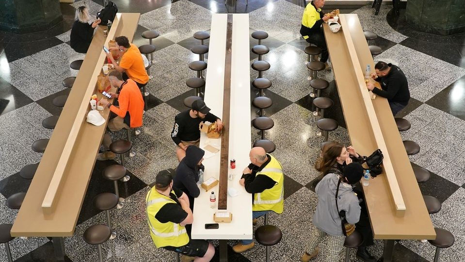 Sống chung với Covid-19: Thành phố lớn nhất Australia dỡ phong tỏa hoàn toàn, 'hàng xóm' của Việt Nam được khuyên mở cửa trở lại