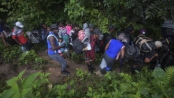 Khủng hoảng di cư tồi tệ: Hàng chục nghìn trẻ em châu Mỹ băng rừng thiêng nước độc tìm miền đất hứa