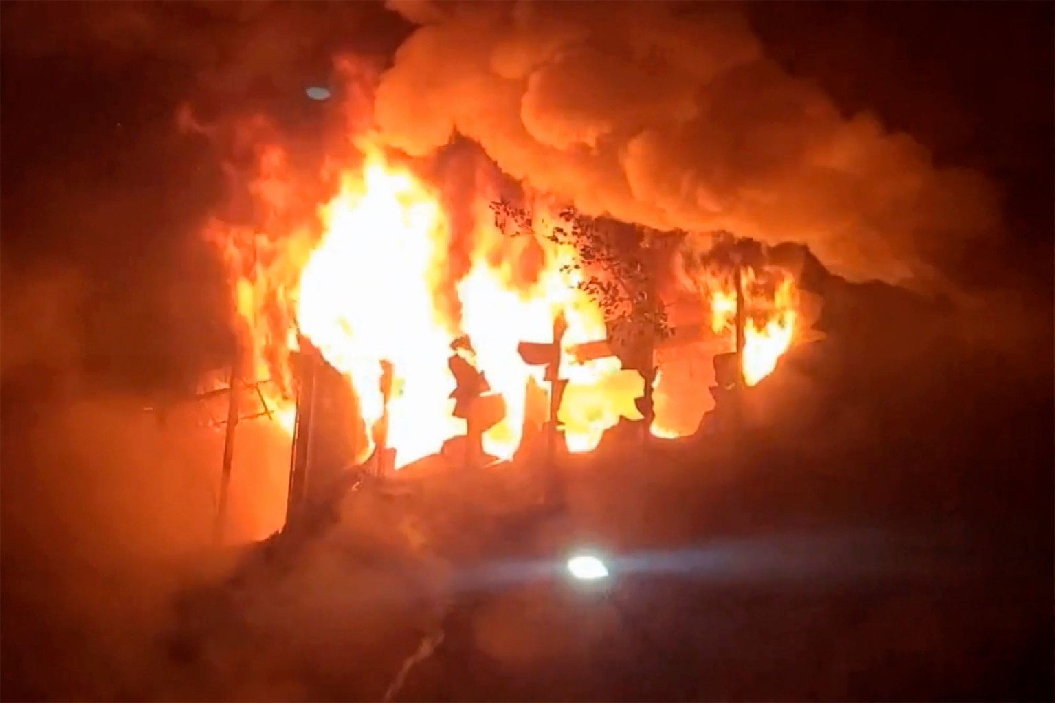 Cháy chung cư cao tầng ở Đài Loan, ít nhất 46 người thiệt mạng. (Nguồn: AP) Cháy chung cư cao tầng ở Đài Loan, ít nhất 46 người thiệt mạng. (Nguồn: AP)