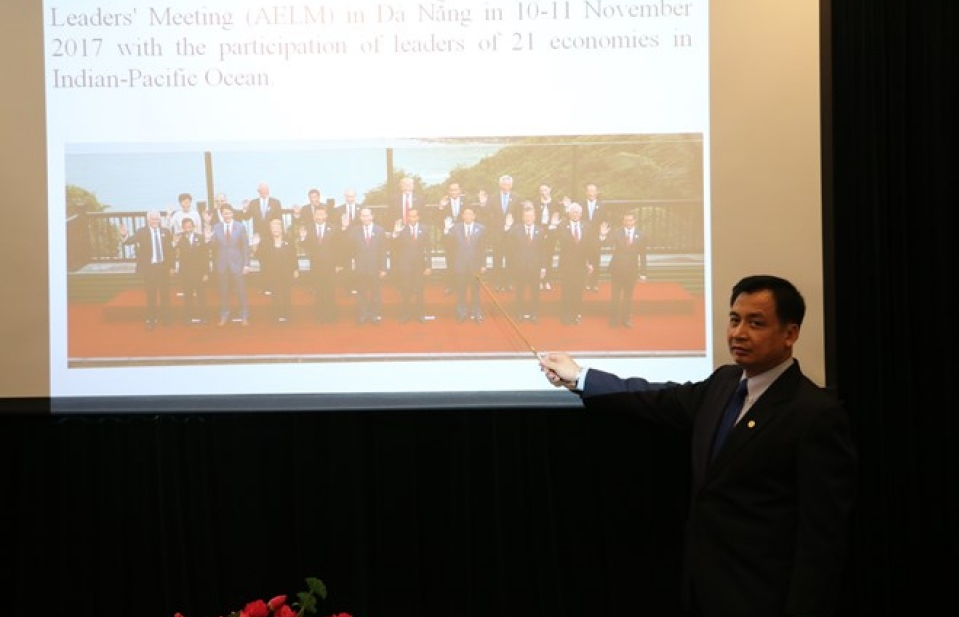 Giới thiệu hình ảnh Việt Nam với giáo viên và học sinh Ukraine