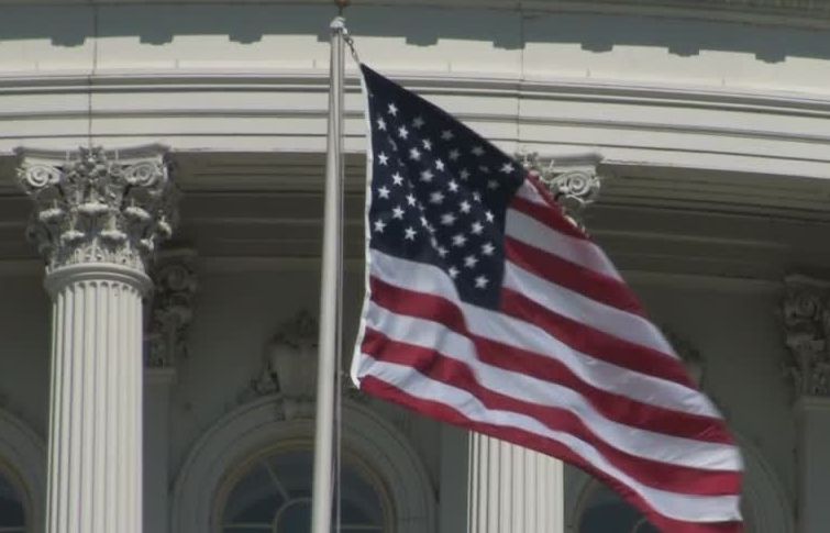 Ngay trong ngày diễn ra cuộc điện đàm bê bối, Nhà Trắng đóng băng viện trợ quân sự cho Ukraine