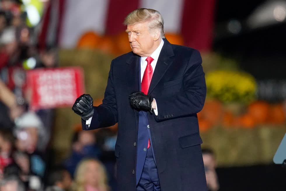 Bầu cử Mỹ 2020: Ông Trump nói về 'chiến thắng dễ dàng', đội ngũ tranh cử bị điều tra, bắt đầu có biểu tình