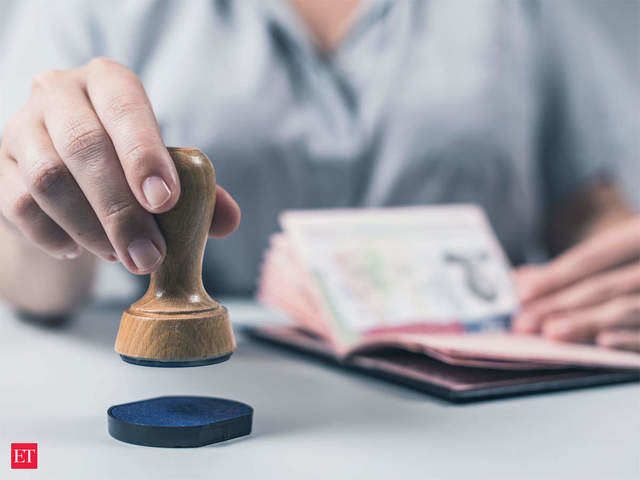 Trung Quốc tạm dừng việc nhập cảnh bằng thị thực từ Nga, nói gì về lệnh hạn chế nhập cảnh từ Bỉ, Anh?