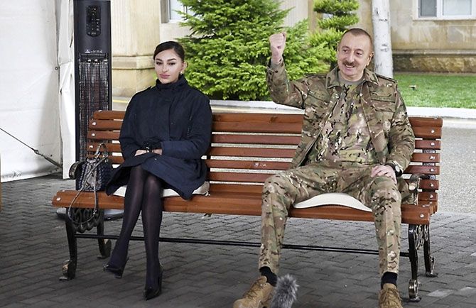 Xung đột ở Nagorno-Karabakh: Tổng thống Azerbaijan lần đầu đến thăm sau chiến sự, rộ thông tin binh sĩ Nga bị tấn công Xung đột ở Nagorno-Karabakh: Tổng thống Azerbaijan lần đầu đến thăm sau chiến sự, rộ thông tin binh sĩ Nga bị tấn công