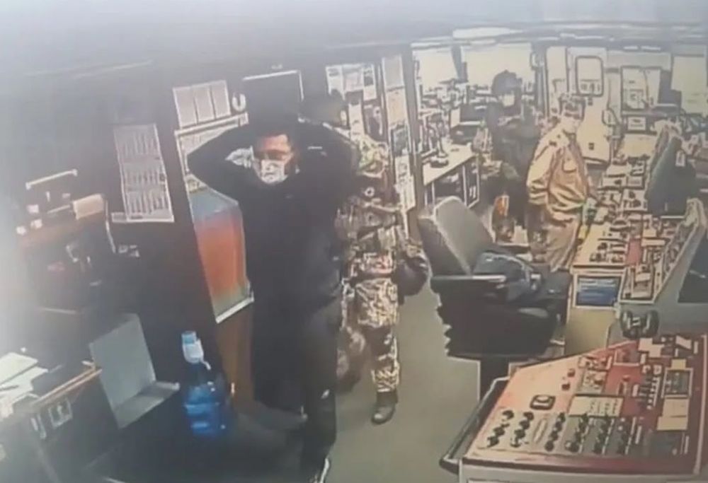 Hình ảnh được cho là ghi lại trên tàu Rosalina-A khi lực lượng của Đức tiến hành kiểm tra. (Nguồn: Facebook) Hình ảnh được cho là ghi lại trên tàu Rosalina-A khi lực lượng của Đức tiến hành kiểm tra. (Nguồn: Facebook)