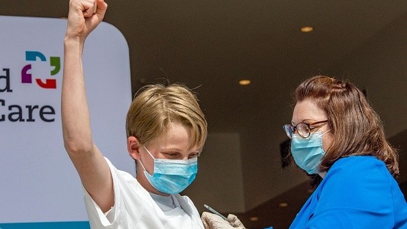 Covid-19: Mỹ tiêm Pfizer cho trẻ 5-11 tuổi, Bahrain cũng cấp phép; Hiệu quả đáng mừng từ mũi 3 của Pfizer