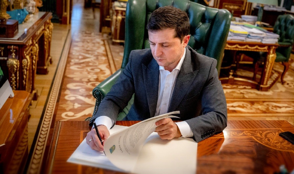 Tổng thống Ukraine múa bút, giới tài phiệt khóc ròng