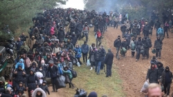 Khủng hoảng di cư: Ba Lan xây tường, Latvia dụng quân không chỉ cho vui; Mỹ hối Nga gây sức ép lên Belarus