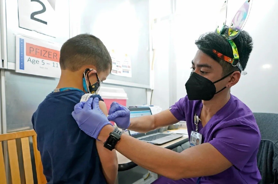 Covid-19: Thêm quốc gia cấp phép tiêm vacicne cho trẻ 5-11 tuổi; Ấn Độ ra cam kết lớn; Đức ghi kỷ lục buồn. (Nguồn: AP)