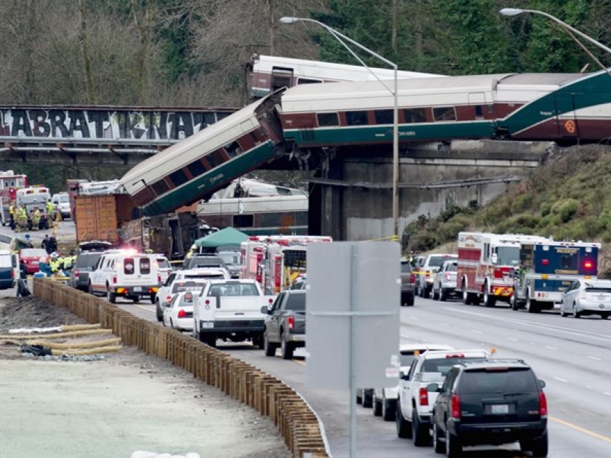 Tai nạn kinh hoàng ở Mỹ: Tàu trật bánh lao xuống đường cao tốc