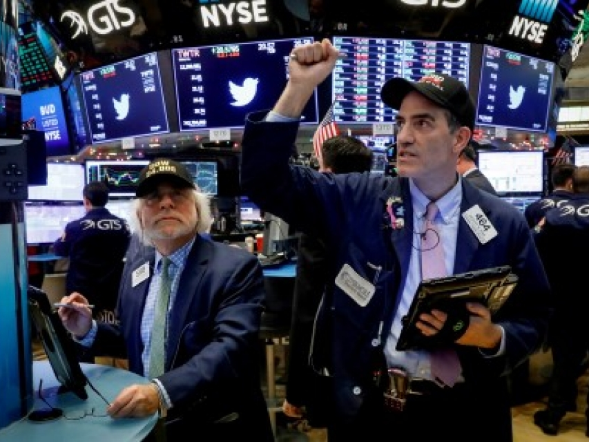 ​Phố Wall xanh sàn, Dow Jones đóng cửa ở mức cao kỷ lục mới