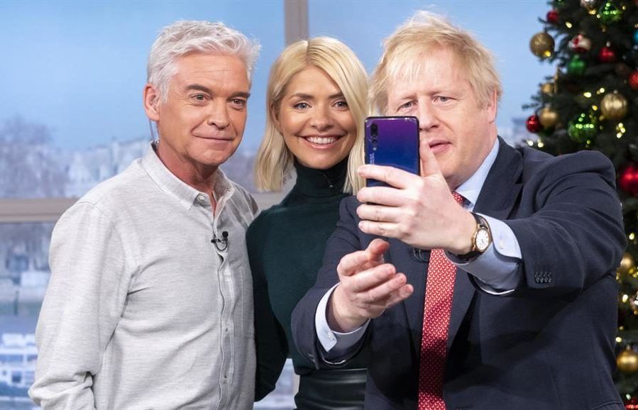 Sau tất cả, Thủ tướng Anh lại sử dụng ngay điện thoại Huawei để 'selfie'