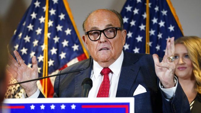 Tổng thống Trump nhận tin cực buồn, nhóm pháp lý 'chinh chiến' ở các chiến đối mặt nguy cơ 'rắn mất đầu' Tổng thống Trump nhận tin cực buồn, nhóm pháp lý ở các chiến dịch đối mặt nguy cơ như 'rắn mất đầu'