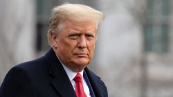 Chĩa 'mũi dùi' tấn công dồn dập, ông Trump ký luật mới 'đá' doanh nghiệp Trung Quốc khỏi sàn chứng khoán Mỹ