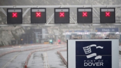 Covid-19: Biến thể mới không ngoài tầm kiểm soát, hơn nửa triệu người Anh đã tiêm vaccine, Israel đóng cửa không phận