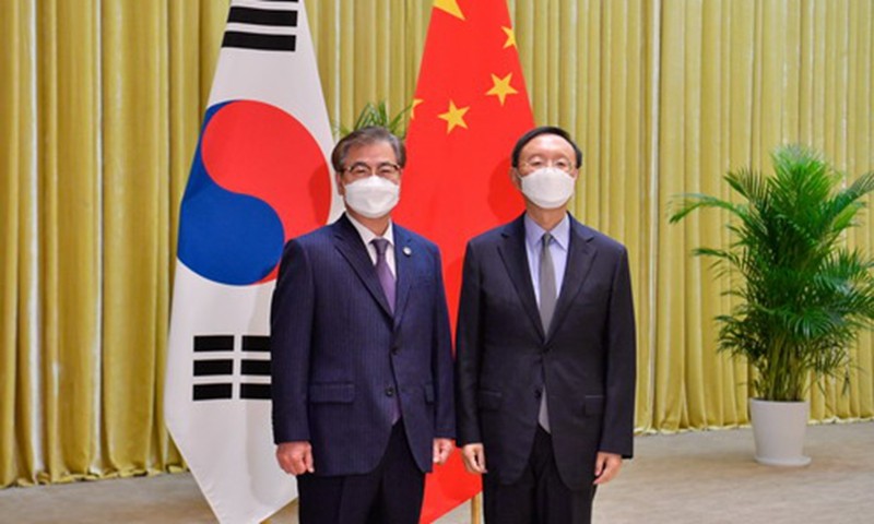 Ông Dương Khiết Trì (phải) quà ông Suh Hoon gặp nhau ngày 2/12. (Nguồn: Bộ Ngoại giao  Trung Quốc)