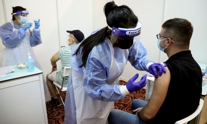 Covid-19: Malaysia báo động tỷ lệ tử vong ở người chưa tiêm chủng; số ca mắc biến thể Omicron tăng vọt ở một số nước. (Nguồn: Reuters)