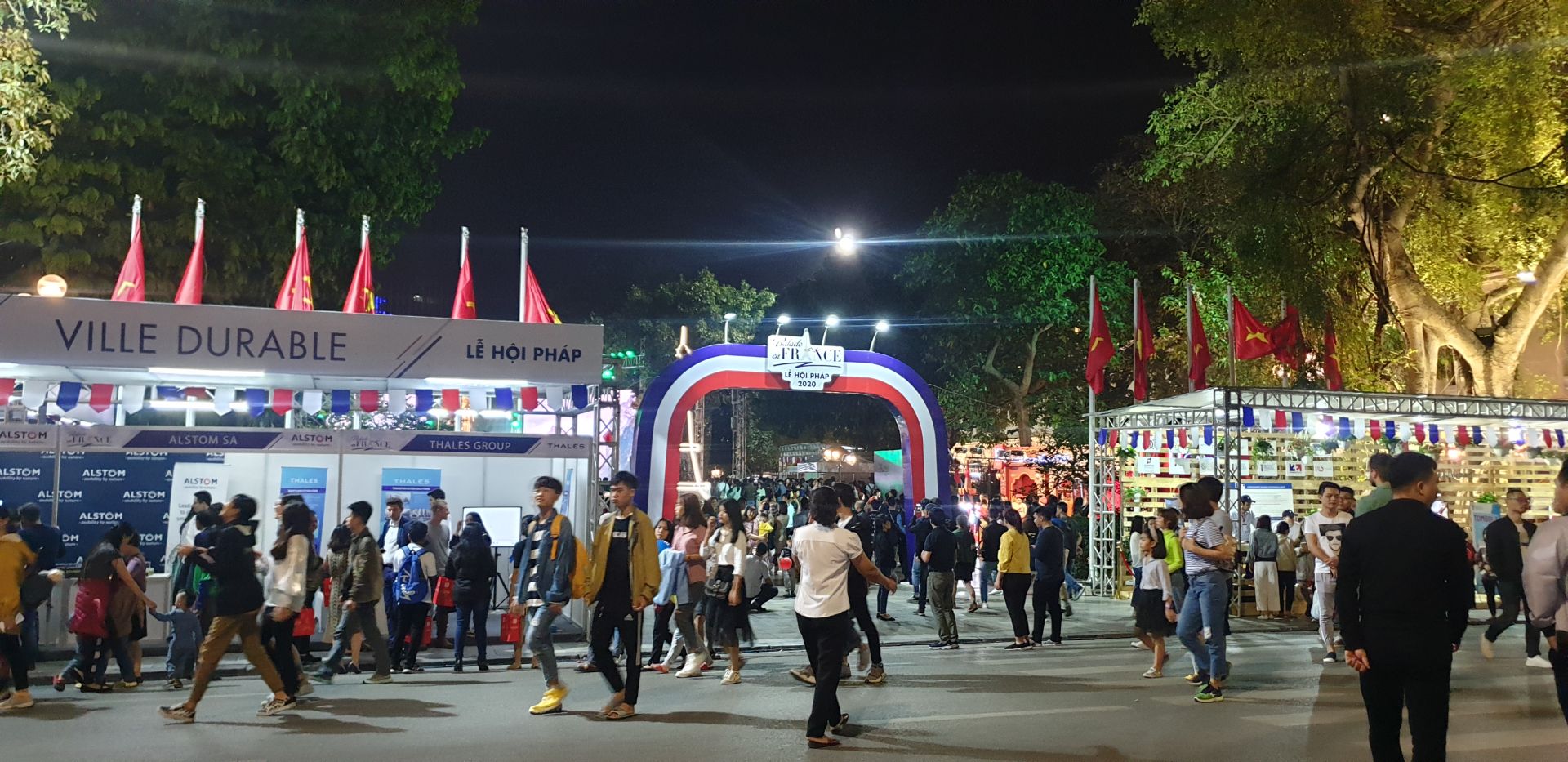 le hoi am thuc phap dao quanh nuoc phap ngay giua trai tim ha noi