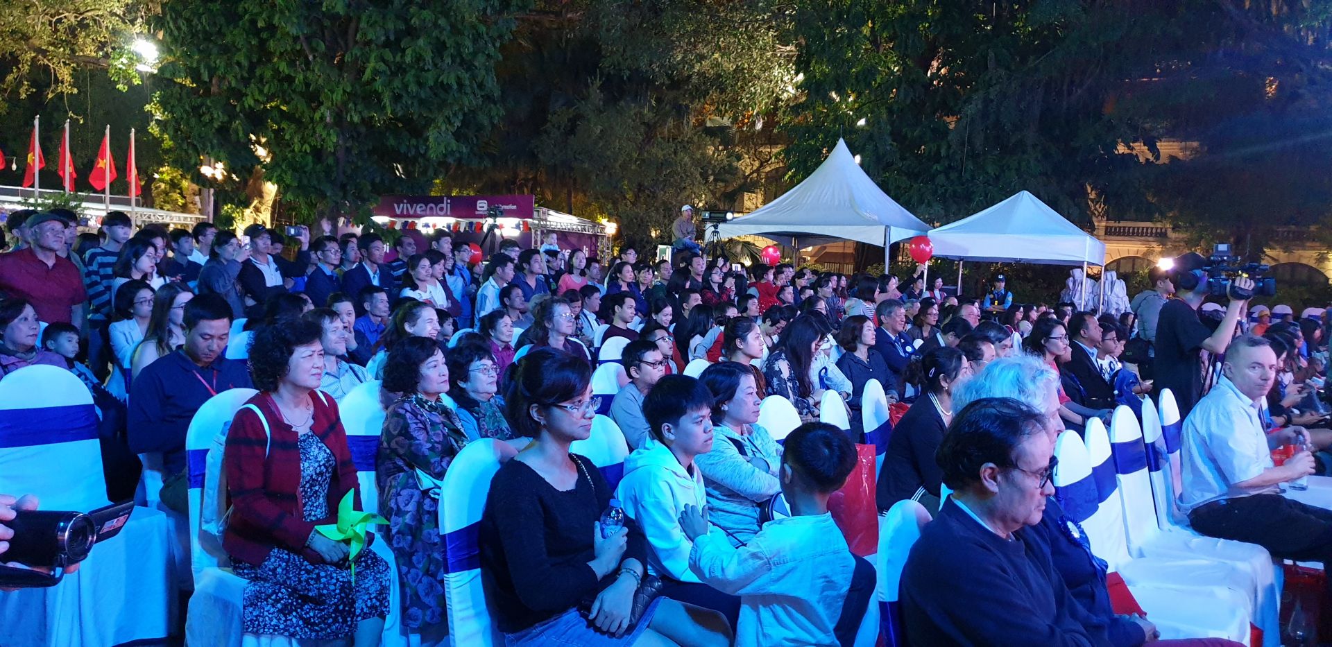 le hoi am thuc phap dao quanh nuoc phap ngay giua trai tim ha noi